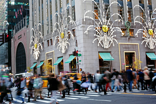Compradores recorren las calles de Nueva York en las inmediaciones de Tiffany & Co. en Nueva York. (Yana Paskova / Getty Images)