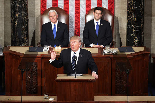 El presidente estadounidense, Donald Trump durante su discurso en la sesión conjunta del Congreso de Estados Unidos, con el vicepresidente Mike Pence (Izq.) y el presidente de la Cámara de Representantes Paul Ryan (Der.) detrás de él, el 28 de febrero de 2017. Washington DC. (Chip Somodevilla / Getty Images)