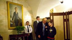 Trump sorprende a visitantes en la Casa Blanca (bajo la mirada de Hillary Clinton)