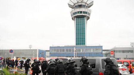 París en alerta: Un hombre es abatido en aeropuerto de Orly tras herir a agente en un control