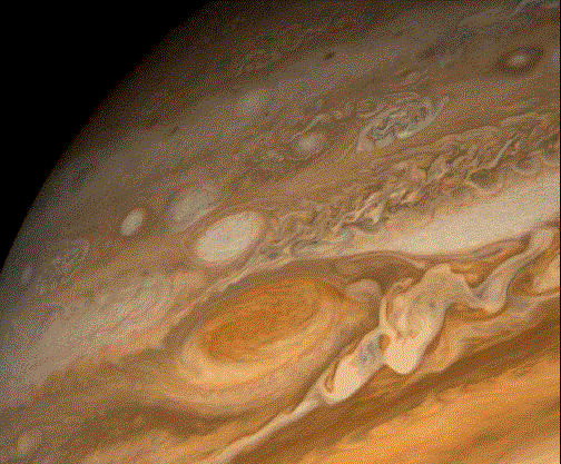 Jupiter tiene una Gran Mancha Roja formada por un remolino de una gigantesca tormenta (Voyager)