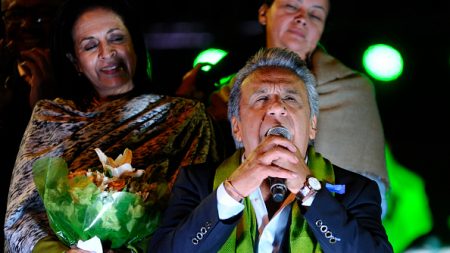 Lenín Moreno lidera los primeros resultados presidenciales en Ecuador