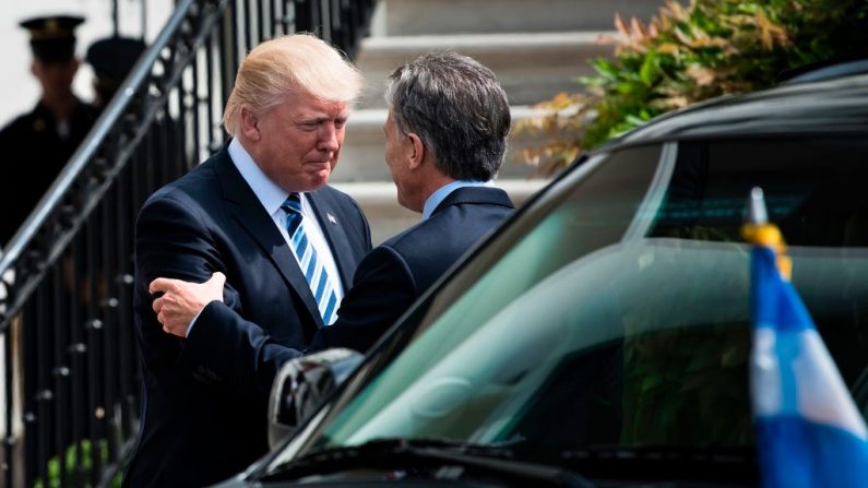 El presidente estadounidense, Donald Trump recibiendo al presidente de Argentina, Mauricio Macri fuera de la Casa Blanca, el 27 de abril de 2017, en Washington, DC. (BRENDAN SMIALOWSKI / AFP / Getty Images)