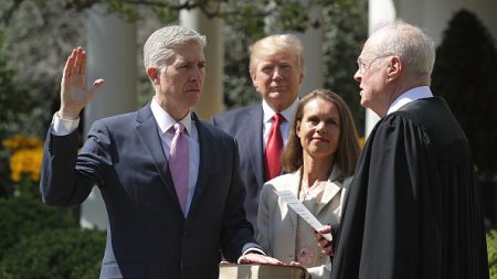 Neil Gorsuch juramenta como juez de la Corte Suprema de Justicia de EEUU