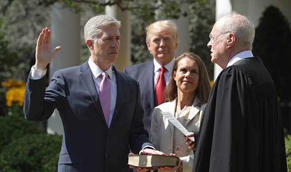Neil Gorsuch juramenta como juez de la Corte Suprema de Justicia de EEUU