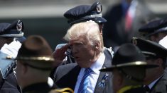 Trump rindió homenaje a la policía y dijo que asegurará que “sea tratada de manera justa”