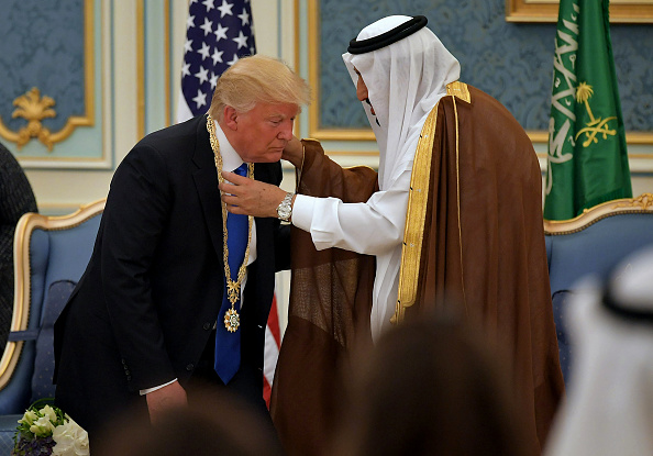 El presidente estadounidense Donald Trump recibe la Medalla de Abdulaziz al-Saud del Rey saudí Salman bin Abdulaziz al-Saud en la Corte Real Saudí en Riyadh el 20 de mayo de 2017.
(Foto: MANDEL NGAN/AFP/Getty Images)