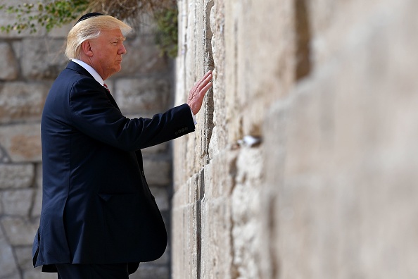 El Presidente de los Estados Unidos, Donald Trump, visita el Muro de los Lamentos, el lugar más sagrado donde los judíos pueden orar, en Jerusalén el 22 de mayo de 2017. (MANDEL NGAN / AFP / Getty Images)