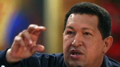 Manifestantes derribaron y destrozaron una estatua de Hugo Chávez en Venezuela