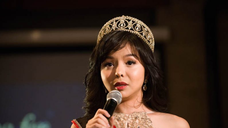 Anastasia Lin, Miss Mundo Canadá, habla en un evento en su honor en el Spoke Club, ubicado en el centro de Toronto, el 15 de diciembre de 2015. (Matthew Little/The Epoch Times)