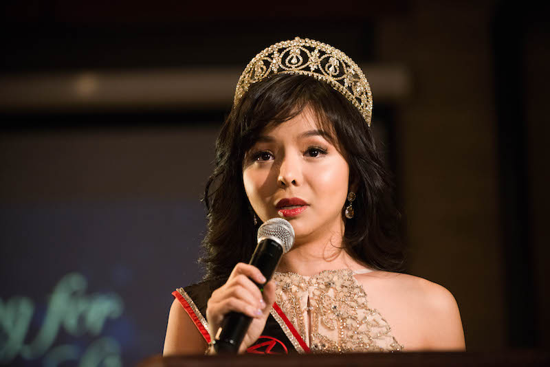 Anastasia Lin, Miss Mundo Canadá, habla con sus seguidores en un evento en su honor en el Spoke Club, en el centro de Toronto el 15 de diciembre de 2015. (Matthew Little/La Gran Época)