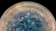 Descubren gigantescos ciclones que se agitan sobre los polos de Júpiter