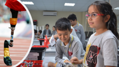 Niña de 7 años recibe su nueva prótesis y festeja saltando con sus compañeros de escuela