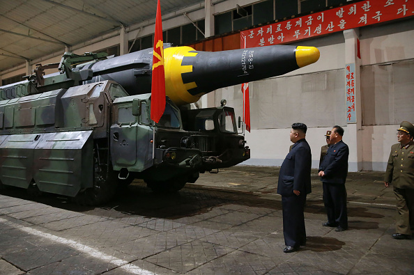 Kim Jong-un supervisando un misil (Foto: STR/AFP/Getty Images)