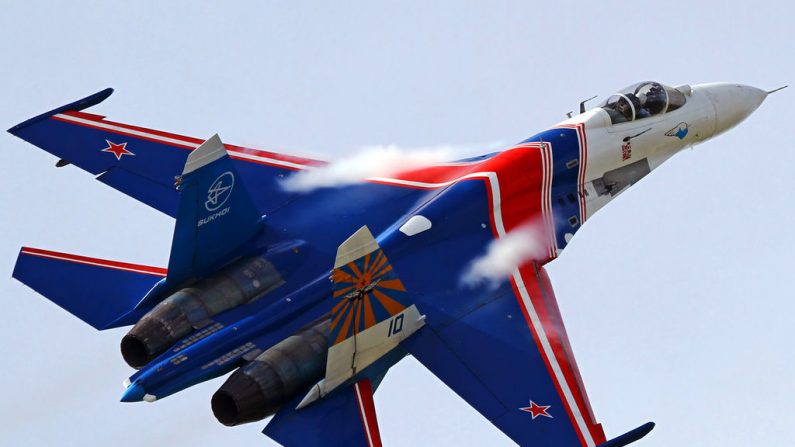 Su-27P del equipo acrobático Russian Knights de la Fuerza Aérea Rusa. Foto Wikimedia Commons.