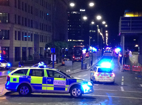 Una fotografía tomada en el teléfono móvil muestra los coches de la policía británica que bloquean la entrada al puente de Londres en el centro de Londres el 3 de junio 2017 después de un incidente en el puente.
 (Foto: DANIEL SORABJI/AFP/Getty Images)
