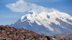 Bolivianos recolectan fragmentos de glaciar para la posteridad