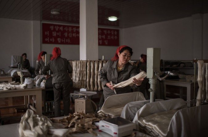Una obrera procesa seda en la Planta de Seda Kim Jong Suk en Pyongyang, Corea del Norte, febrero de 2017. (Ed Jones/AFP/Getty Images)