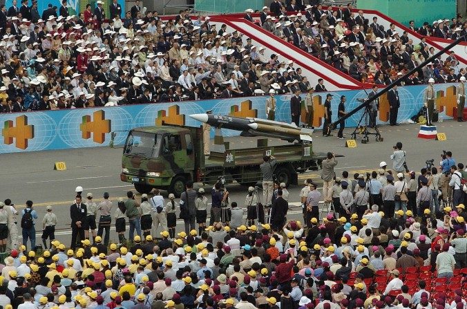 Desfile militar en Taiwán con armas de fabricación nacional, octubre de 2007. (TONY HUANG/AFP/Getty Images)