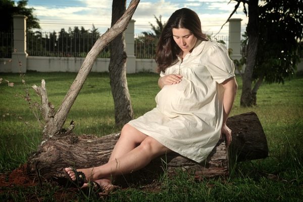 Mujer embarazada triste