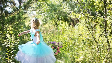 Adolescente soprende a su hermanita vestido de príncipe azul para mágicas fotos en su cumpleaños