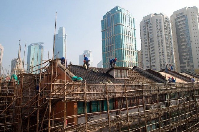 Obreros renuevan un techo de una casa residencial en Shangai el 21 de agosto de 2014. (JOHANNES EISELE / AFP / Getty Images)
