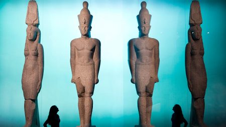 Gigantes estatuas de 1200 años sumergidas bajo el mar revelan secretos de antigua ciudad perdida
