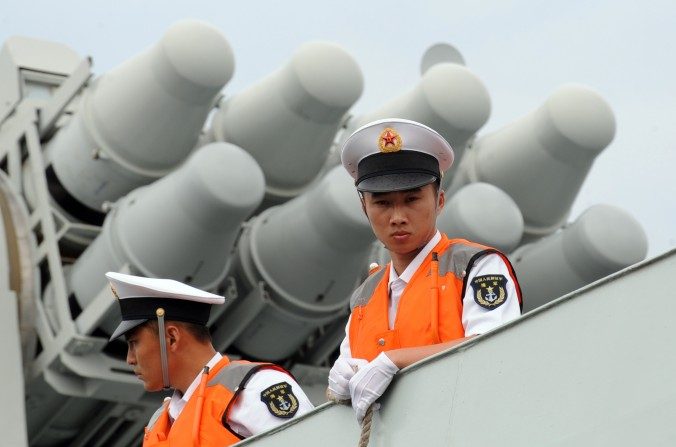 Marineros de la marina china en la plataforma de una fragata que lleva misiles, en Manila, el 13 de abril de 2010. El régimen chino está construyendo una base militar en Djbouti que extenderá su alcance militar. (Ted Aljibe/AFP/Getty Images)