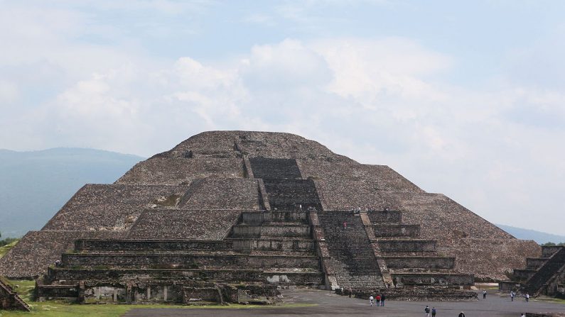 La Pirámide de la Luna, una de las edificaciones más importantes de la zona arquelógica de Teotihuacán en México, parece albergar debajo de sí un tunel que podría haber tenido un uso ritual (Wikimedia Commons).  