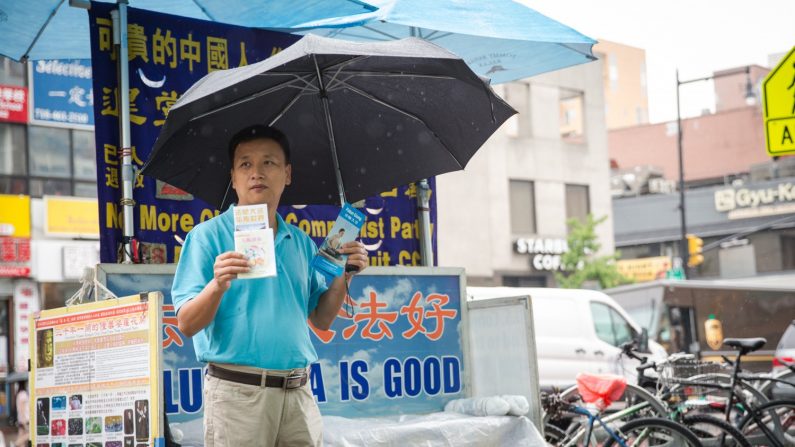 Shao Changyong en Nueva York, aún se esfuerza por contarle a los chinos la verdad sobre la persecución a Falun Dafa en China. (Benjamin Chasteen/La Gran Época)