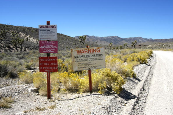 Carteles de restricción en torno al Área 51. Foto ilustrativa: Barry King/WireImage/Getty Images.