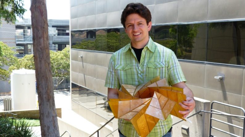 Brian Trease, investigador del Laboratorio de Propulsión a Chorro de la NASA en Pasadena, tiene un prototipo de una matriz de paneles solares que se pliega en el estilo del origami.
Créditos: NASA / JPL-Caltech.