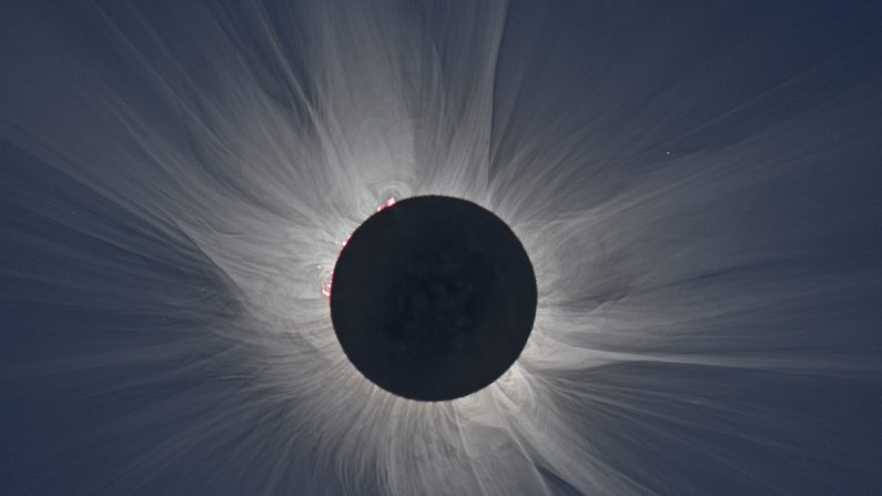 (Eclipse total de Sol, Foto de M. Druckmüller, NASA. )