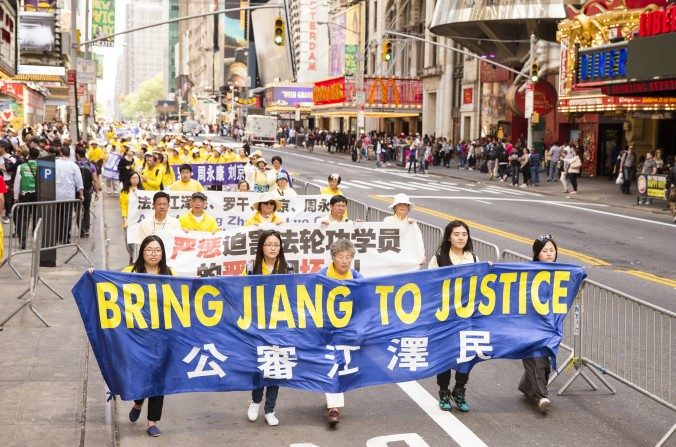 Los practicantes de Falun Dafa sostienen un pendón en referencia a Jiang Zemin, el anterior líder del Partido Chino que es directamente responsable de la persecución a la disciplina Falun Dafa desde julio de 1999. (Edward Dye / La Gran Época)