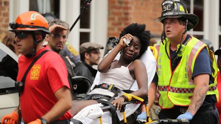 El terrible momento en que un auto embiste una manifestación en EEUU: un muerto y 19 heridos