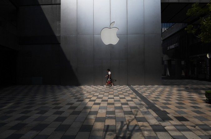 Apple Store de Beijing el 3 de agosto de 2017. La compañía Apple confirmó que ha quitado el software que le permitía a los usuarios de internet saltear el Gran Cortafuegos Chino de su tienda online App Store. La medida levantó críticas por estar sometiéndose a la censura china de la red. (Greg Baker/AFP/Getty Images)