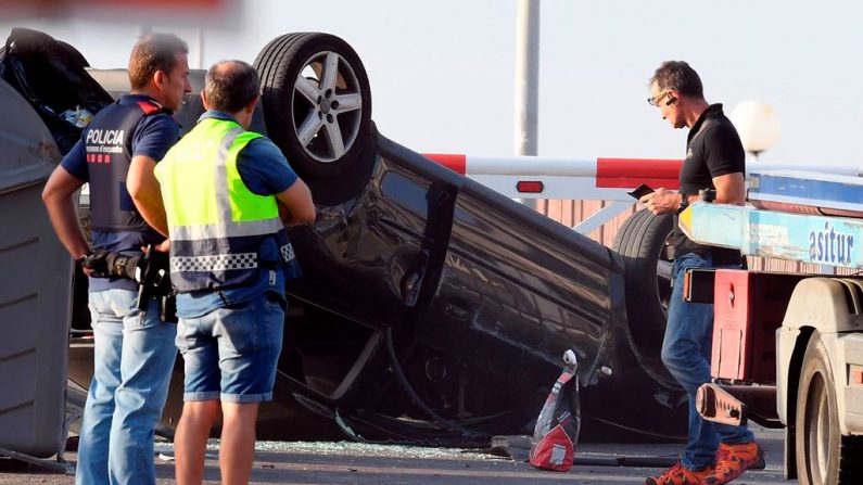 Policías controlan el coche involucrado en el atentado terrorista en Cambrils, 120 kilómetros al sur de Barcelona, España, el 18 de agosto de 2017.
 (LLUIS GENE / AFP / Getty Images)