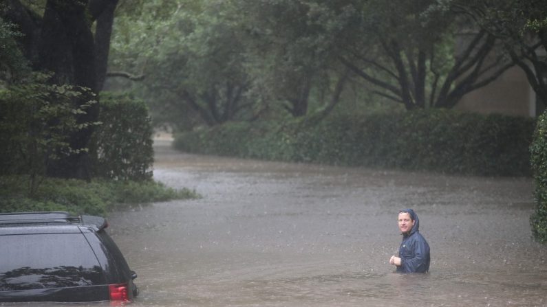 Un residente camina por una calle inundada en el barrio de River Oaks, después de que fue inundado con agua del huracán Harvey el 27 de agosto de 2017 en Houston, Texas, Estados Unidos.
 (Scott Olson / Getty Images)