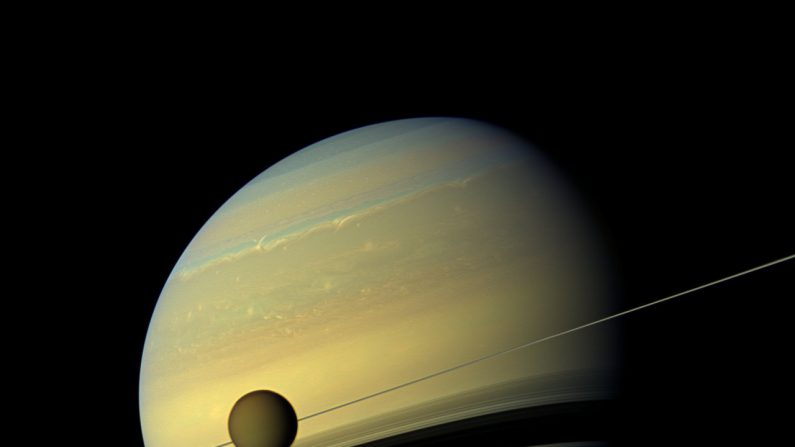 La luna Titán y Saturno, el planeta de los anillos en una foto de NASA/JPL-Caltech/SSI