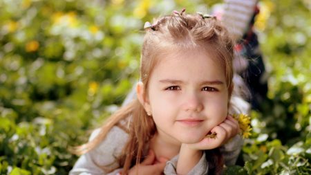 Niña conoce a un abuelito y se hacen amigos, ¡justo cuando él más lo necesitaba!