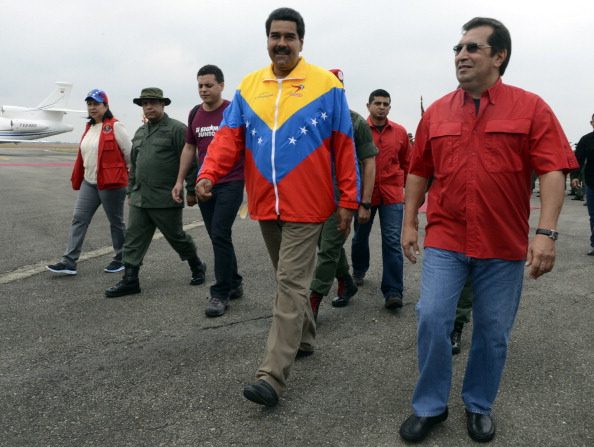 Nicolás Maduro, junto a Adan Chavez, hermano del fallecido presidente Chavez. Foto: JUAN BARRETO/AFP/Getty Images.