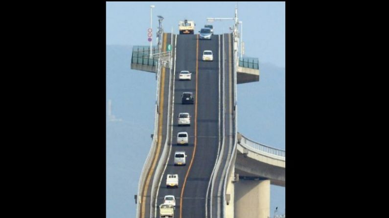 El curioso puente Eshima Ohashi en Japón parece no ser apto para principiantes o para quienes le temen a las alturas. ¿Quieres conocerlo? (Asahi Shimbun/GettyImages)