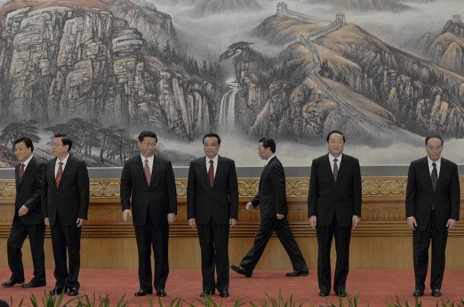 El Partido Comunista Chino presenta su nuevo Comité Permanente del Politburó luego del último Congreso Nacional en 2012 en el Gran Salón del Pueblo en Beijing el 15 de noviembre de 2012. Cinco de los miembros del órgano máximo del partido ahora están para retirarse: (de izquierda a derecha) Liu Yunshan (para retirarse), Zhang Dejiang (para retirarse), Xi Jinping, Li Keqiang, Zhang Gaoli (para retirarse), Yu Zhensheng (para retirarse) y Wang Qishan (para retirarse). (MARK RALSTON/AFP/Getty Images)