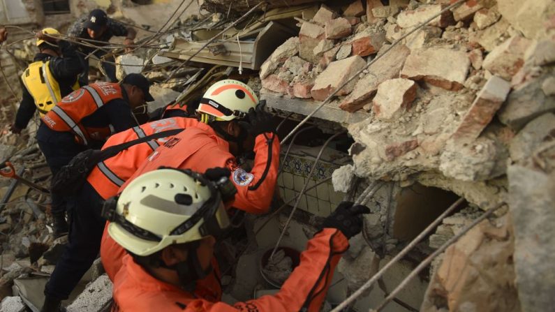 A una semana del desastre, se dio a concoer que el sismo de México tiene un origen muy inusual. (Photo credit should read PEDRO PARDO/AFP/Getty Images)
