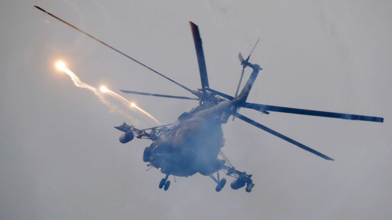 Un helicóptero militar de Bielorrusia vuela durante los ejercicios militares Zapad, cerca de la ciudad de Ruzhany, a unos 235 km al suroeste de Minsk, el 17 de septiembre de 2017. (SERGEI GRITS / AFP / Getty Images)