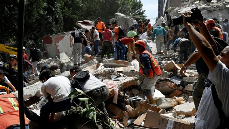 Después del sismo de este 19 de septiembre en México, la gente se volcó a las calles a causa del pánico y de inmediato comenzaron a ayudar a remover escombros en busca de sobrevivientes. (Getty Images)