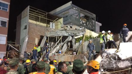 Al menos 32 niños muertos en derrumbe de colegio por terremoto en México