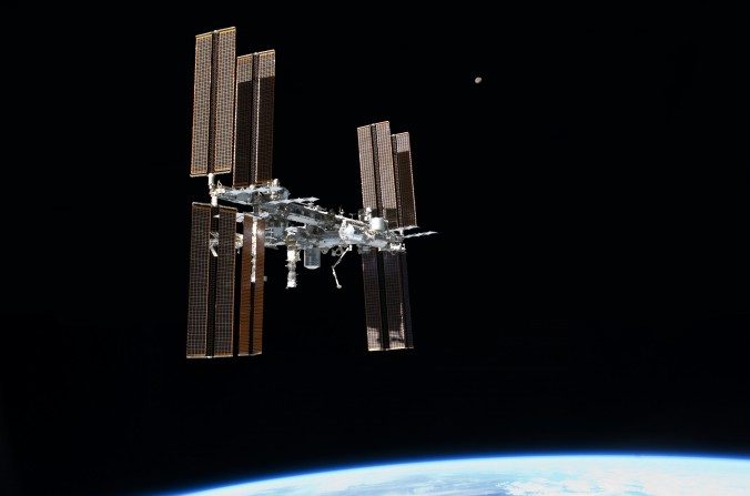 La Estación Espacial Internacional, fotografiada desde la nave espacial Atlantis, julio de 2011. (NASA via Wikimedia Commons)