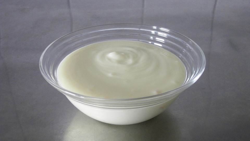 Puedes usar yogurt natural en la mezcla, pero si tienes la piel grasa, lo mejor es que lo sustituyas con un poco de leche. (Pixabay)
