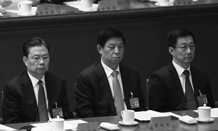 Han Zheng (I) habla con Li Zhanshu (C) y Zhao Leji (D) en la sesión de clausura del XIX Congreso Nacional el 24 de octubre de 2017. Los tres son recién nombrados para el máximo órgano de toma de decisiones del Partido Comunista de China, el Comité Permanente del Politburó. (Wang Zhao / AFP / Getty Images)